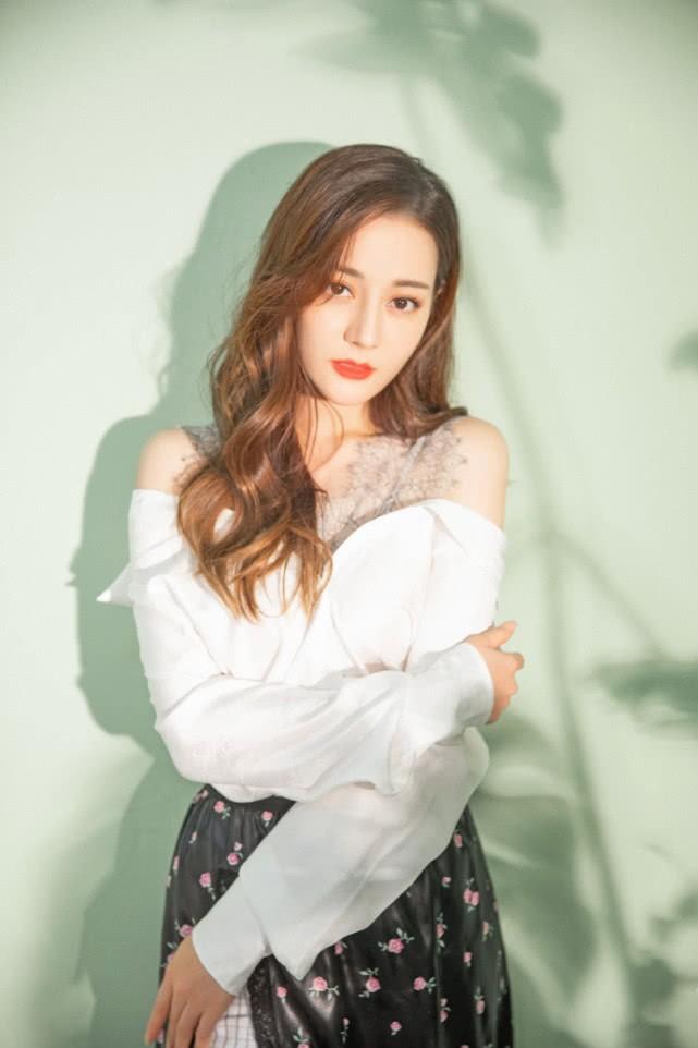 迪丽热巴带火了一种风格,叫“裙子上剪一刀”,漫画腿真让人上头