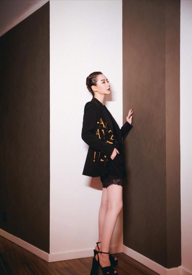 戚薇真是时尚教主,西装拼接网纱袖凸显甜酷风,隐形漂染更吸睛