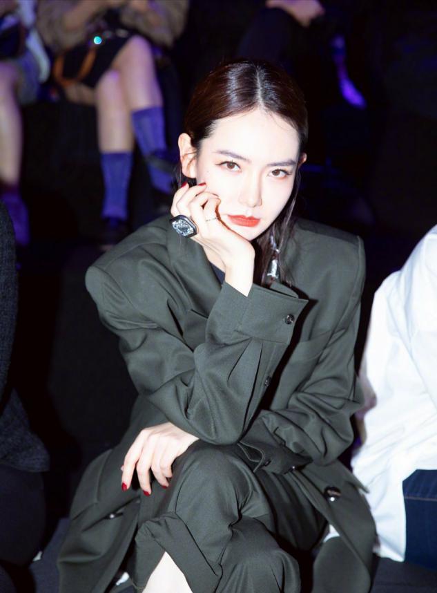 戚薇真是时尚教主,西装拼接网纱袖凸显甜酷风,隐形漂染更吸睛