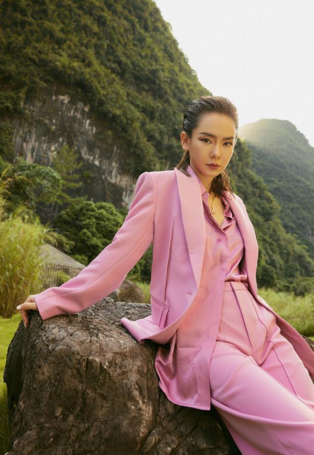 戚薇真是时尚教主,西装拼接网纱袖凸显甜酷风,隐形漂染更吸睛