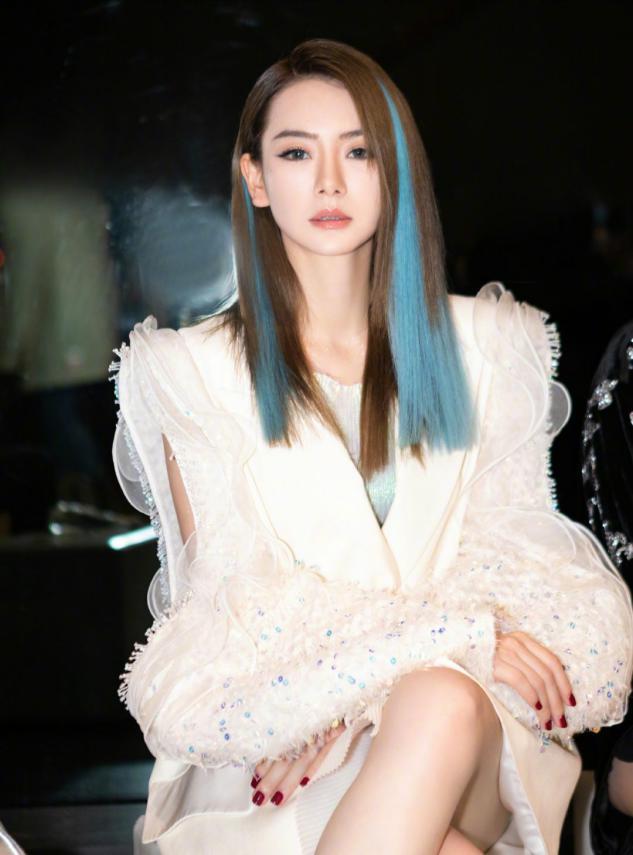 戚薇真是时尚教主,西装拼接网纱袖凸显甜酷风,隐形漂染更吸睛