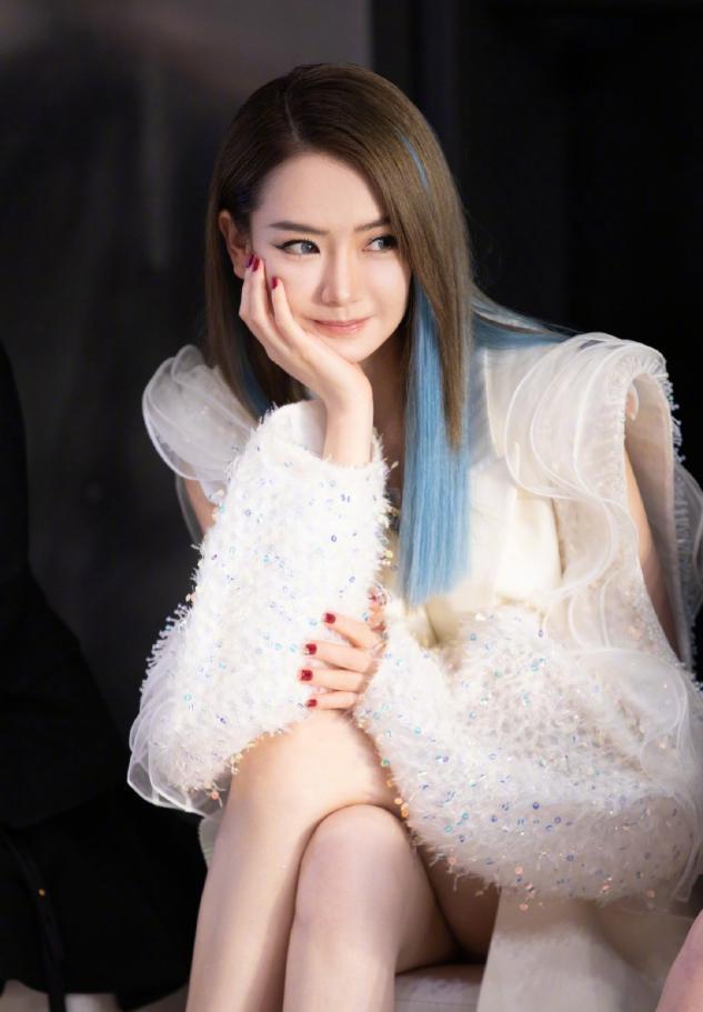 戚薇真是时尚教主,西装拼接网纱袖凸显甜酷风,隐形漂染更吸睛