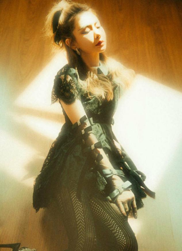 戚薇真是时尚教主,西装拼接网纱袖凸显甜酷风,隐形漂染更吸睛