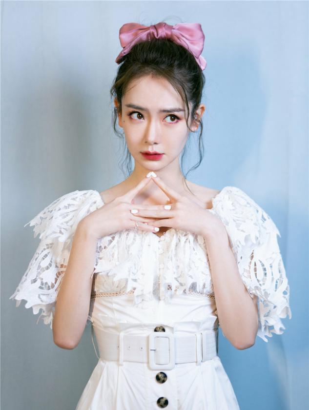 戚薇真是时尚教主,西装拼接网纱袖凸显甜酷风,隐形漂染更吸睛