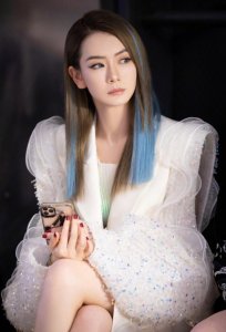 ​戚薇真是时尚教主，西装拼接网纱袖凸显甜酷风，隐形漂染更吸睛