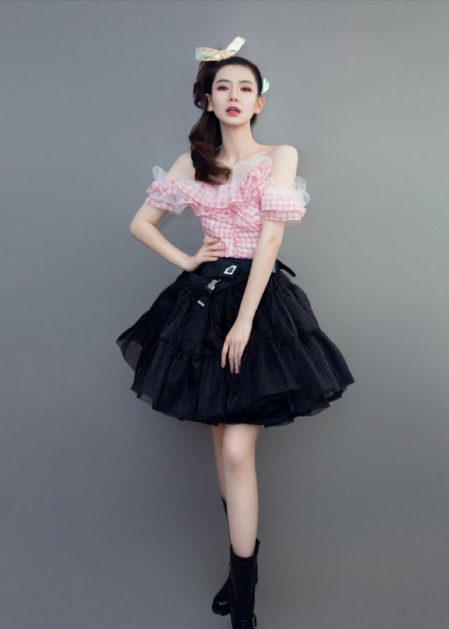 戚薇真是时尚教主,西装拼接网纱袖凸显甜酷风,隐形漂染更吸睛