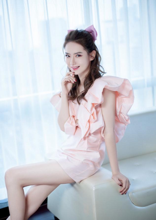 戚薇真是时尚教主,西装拼接网纱袖凸显甜酷风,隐形漂染更吸睛