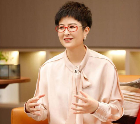 张泉灵简历 :27岁嫁45岁的李铁,从工作18年的央视辞职,如今身价过亿