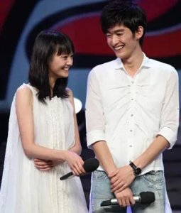 ​古力娜扎与郑爽合照