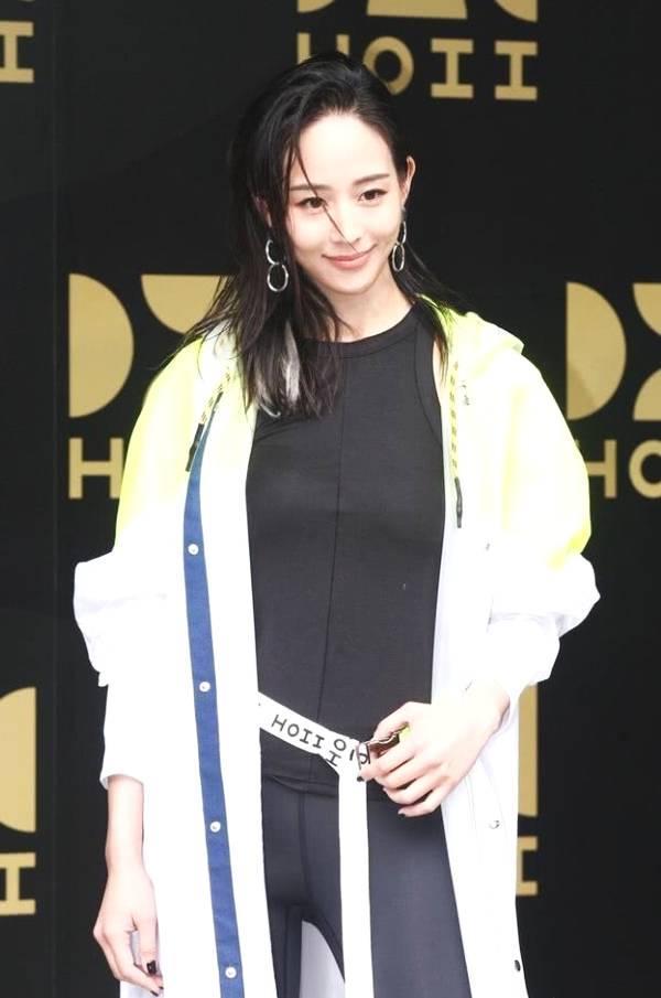 张钧甯跪湿发＋紧身衣变身御姐，简直不要太帅！