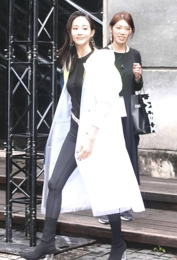 张钧甯跪湿发＋紧身衣变身御姐，简直不要太帅！