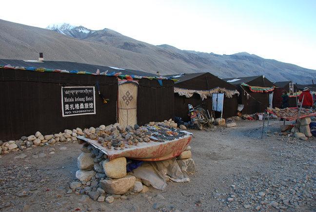 车水马龙的珠峰大本营已成历史,永久关闭,没有厕所,男女一起