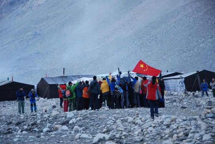 车水马龙的珠峰大本营已成历史,永久关闭,没有厕所,男女一起