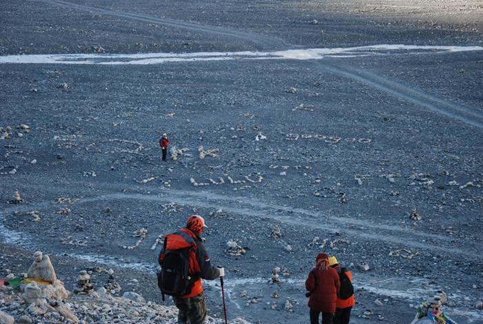 车水马龙的珠峰大本营已成历史,永久关闭,没有厕所,男女一起