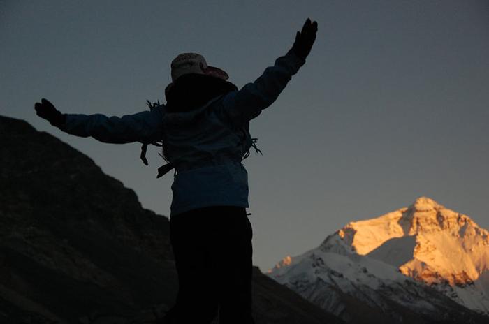 车水马龙的珠峰大本营已成历史,永久关闭,没有厕所,男女一起