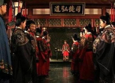 ​明朝皇帝拿大臣没办法 清朝为何能将人制的服服帖帖