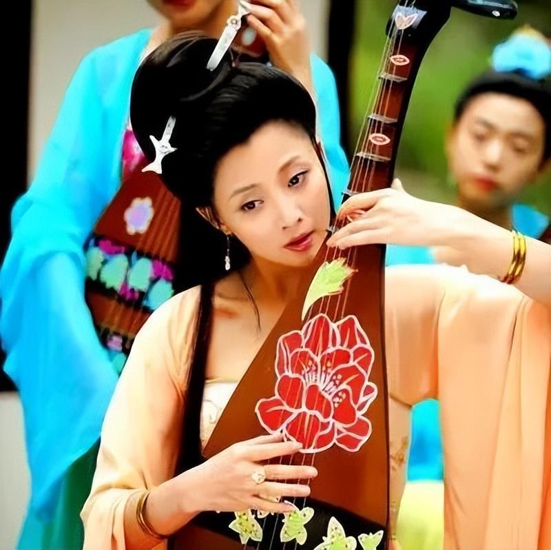 殷桃个人资料简介及家世(43岁殷桃二度“封后”揭露“强者法则”:不断开疆拓土的人生,才是真牛)