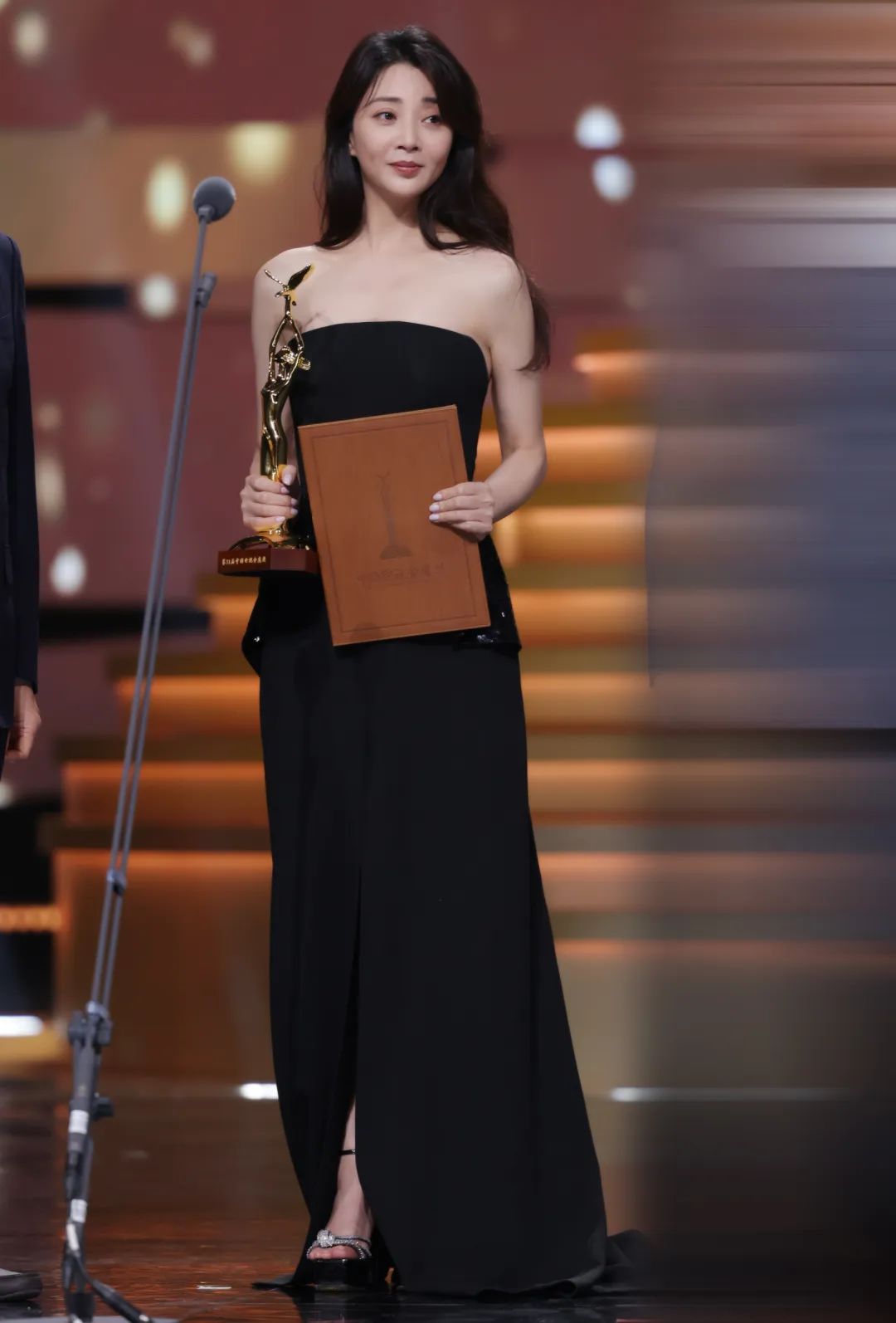 殷桃个人资料简介及家世(43岁殷桃二度“封后”揭露“强者法则”:不断开疆拓土的人生,才是真牛)