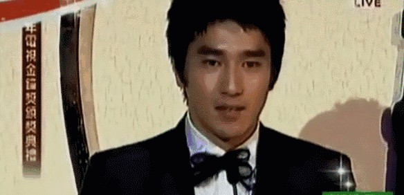 周一围表情太真实照片（咆哮作做演戏用力过猛）