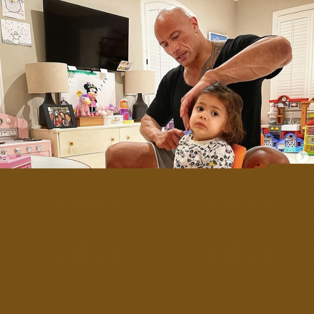 1656923333843021.jpg 巨石强森:1米9肌肉猛男年入6亿,给小女儿梳头做美甲,反差超萌