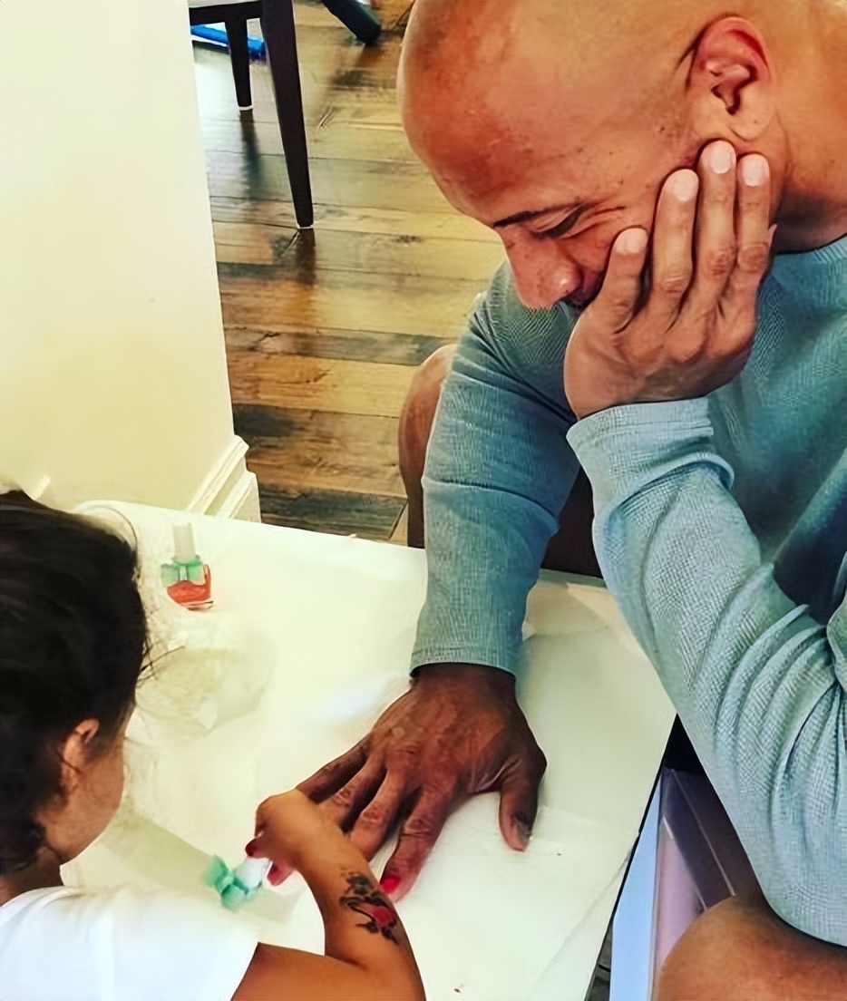 1656923350550331.jpg 巨石强森:1米9肌肉猛男年入6亿,给小女儿梳头做美甲,反差超萌