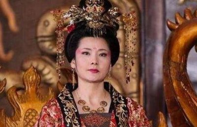 ​她是武则天，在位13年，治理无方，被扔进黄河溺死