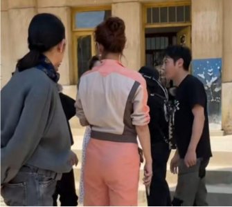 ​62岁倪萍近况曝光，斥责撒贝宁大姐范十足，腿却瘦到裤子都撑不住