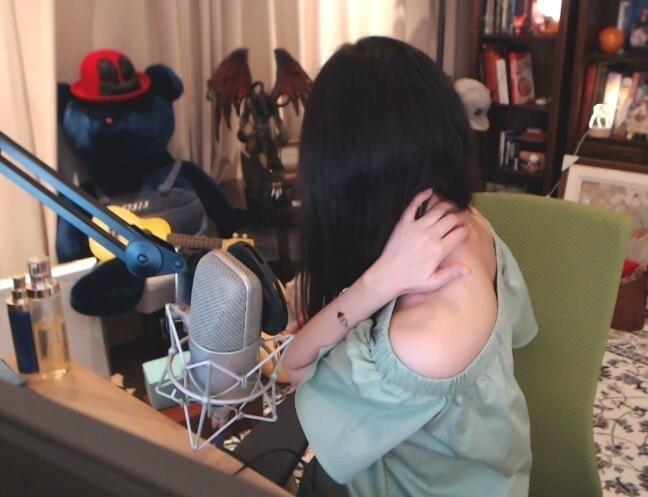 斗鱼陈一发穿漏肩装直播唱歌，网友：这种小场面也太刺激了吧！