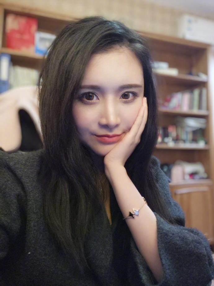 斗鱼陈一发穿漏肩装直播唱歌，网友：这种小场面也太刺激了吧！