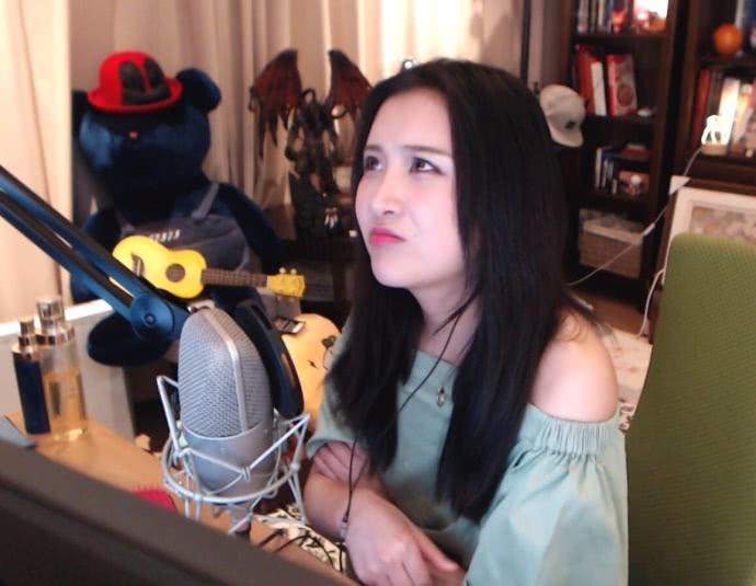 斗鱼陈一发穿漏肩装直播唱歌，网友：这种小场面也太刺激了吧！