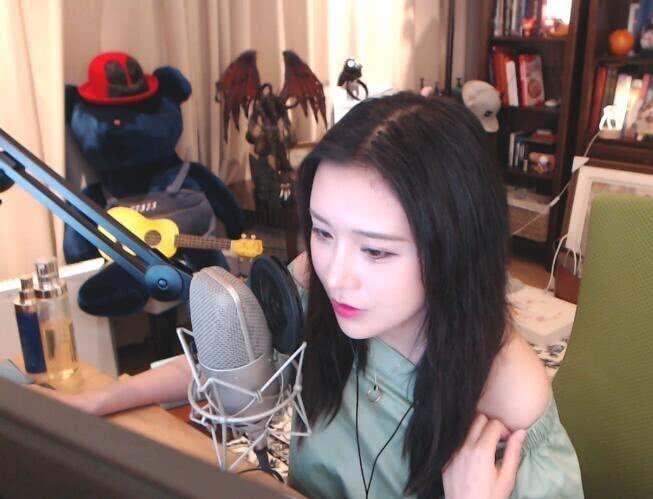 斗鱼陈一发穿漏肩装直播唱歌，网友：这种小场面也太刺激了吧！