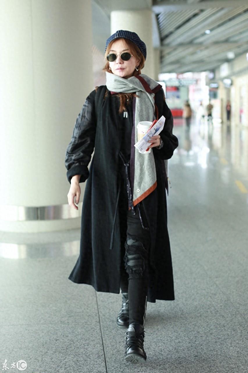 赵薇穿日本国旗照相,这段黑历史无法洗白,如今移居海外