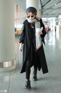 ​赵薇穿日本国旗照相，这段黑历史无法洗白，如今移居海外