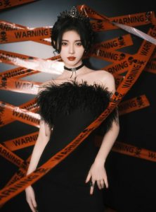 ​鞠婧祎晒皇冠造型大片 穿黑色羽毛抹胸裙秀肩颈线条