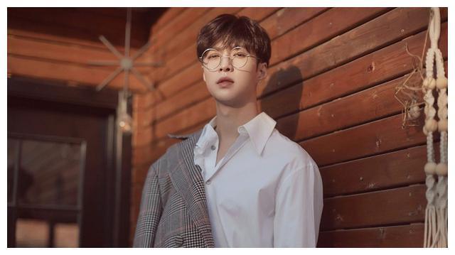 张艺兴《我是唱作人2》,实力演绎《小丑》,舞台表演震惊众人