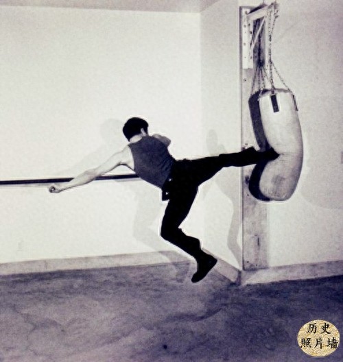 一组李小龙训练旧照，告诉你他为什么这么厉害！图九正在电击训练