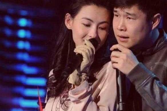 张柏芝纽扣突然爆开!小沈阳紧抱张柏芝,骂声与称赞声连成一片!