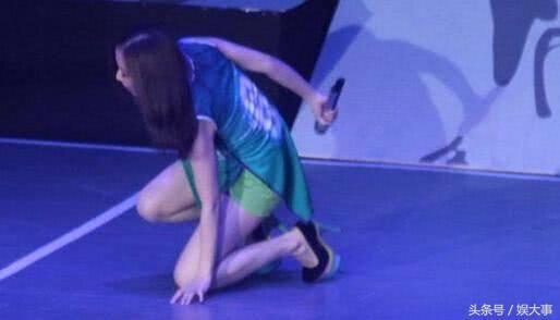 张柏芝纽扣突然爆开!小沈阳紧抱张柏芝,骂声与称赞声连成一片!