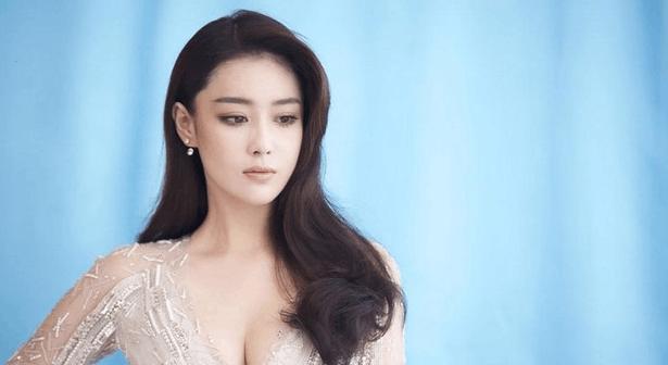 张馨予屡屡穿着大尺度透视装, 而且里面似乎啥都没穿