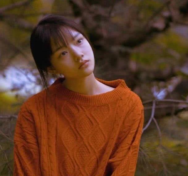 她演“易遥”后患上抑郁症,只穿一条白丝出镜,把腿凹成内八状