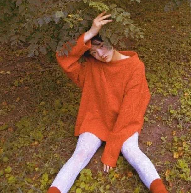 她演“易遥”后患上抑郁症,只穿一条白丝出镜,把腿凹成内八状