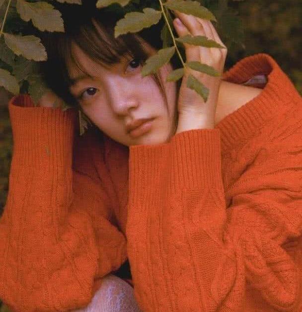 她演“易遥”后患上抑郁症,只穿一条白丝出镜,把腿凹成内八状