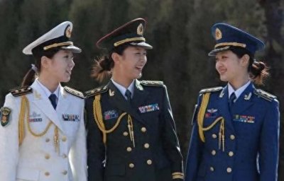 ​解放军07式女军装恢复了左扣位置，一改男女军装全都是右扣的历史
