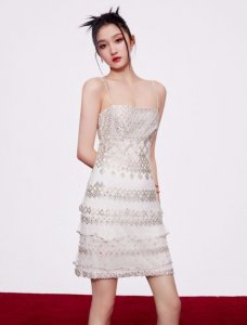 ​25岁关晓彤穿闪光吊带裙 妆容精致大秀好身材