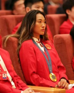 ​郑钦文国外庆功派对，一身正气很阳光，和谷爱凌同样优秀