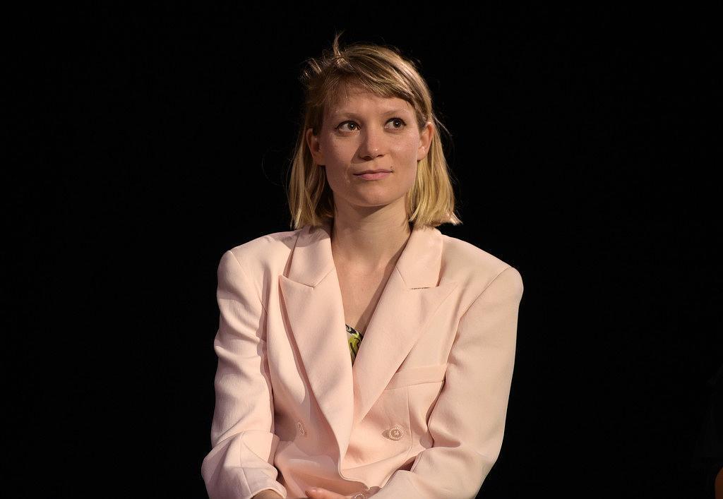 米娅·华希科沃斯卡个人资料写真作品