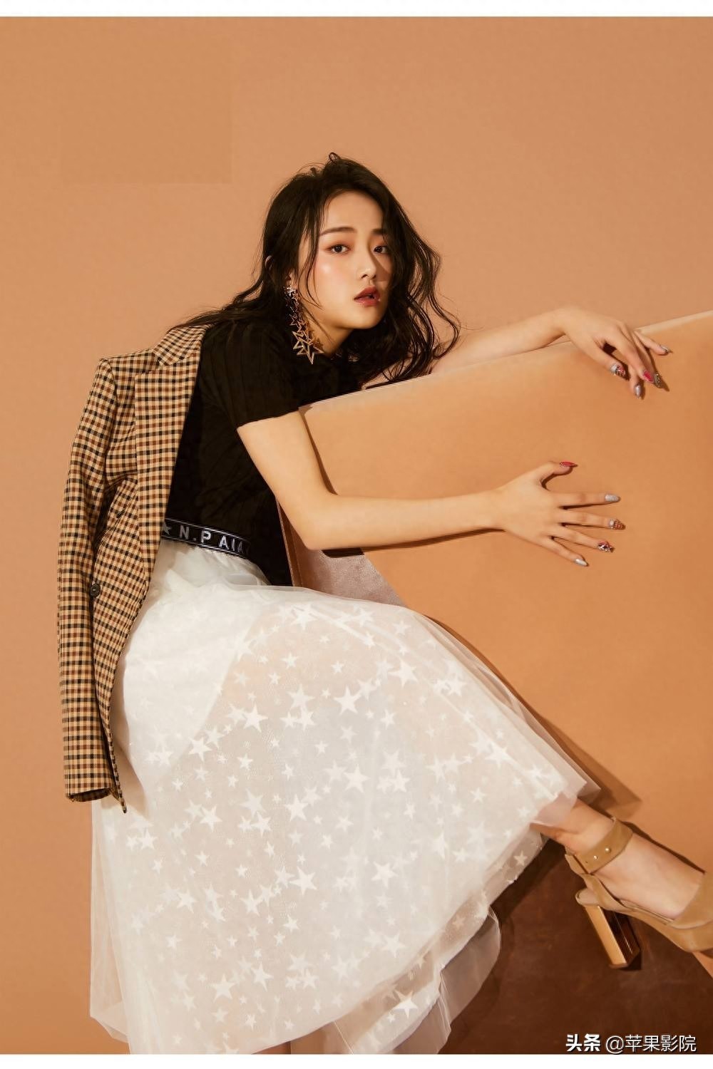 吴佳怡模样清新、宛若邻家女孩,可谓清新脱俗,娇艳欲滴