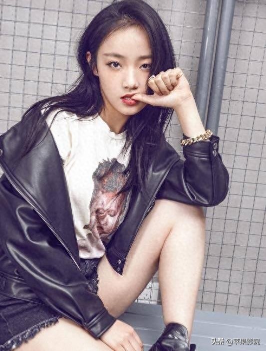 吴佳怡模样清新、宛若邻家女孩,可谓清新脱俗,娇艳欲滴