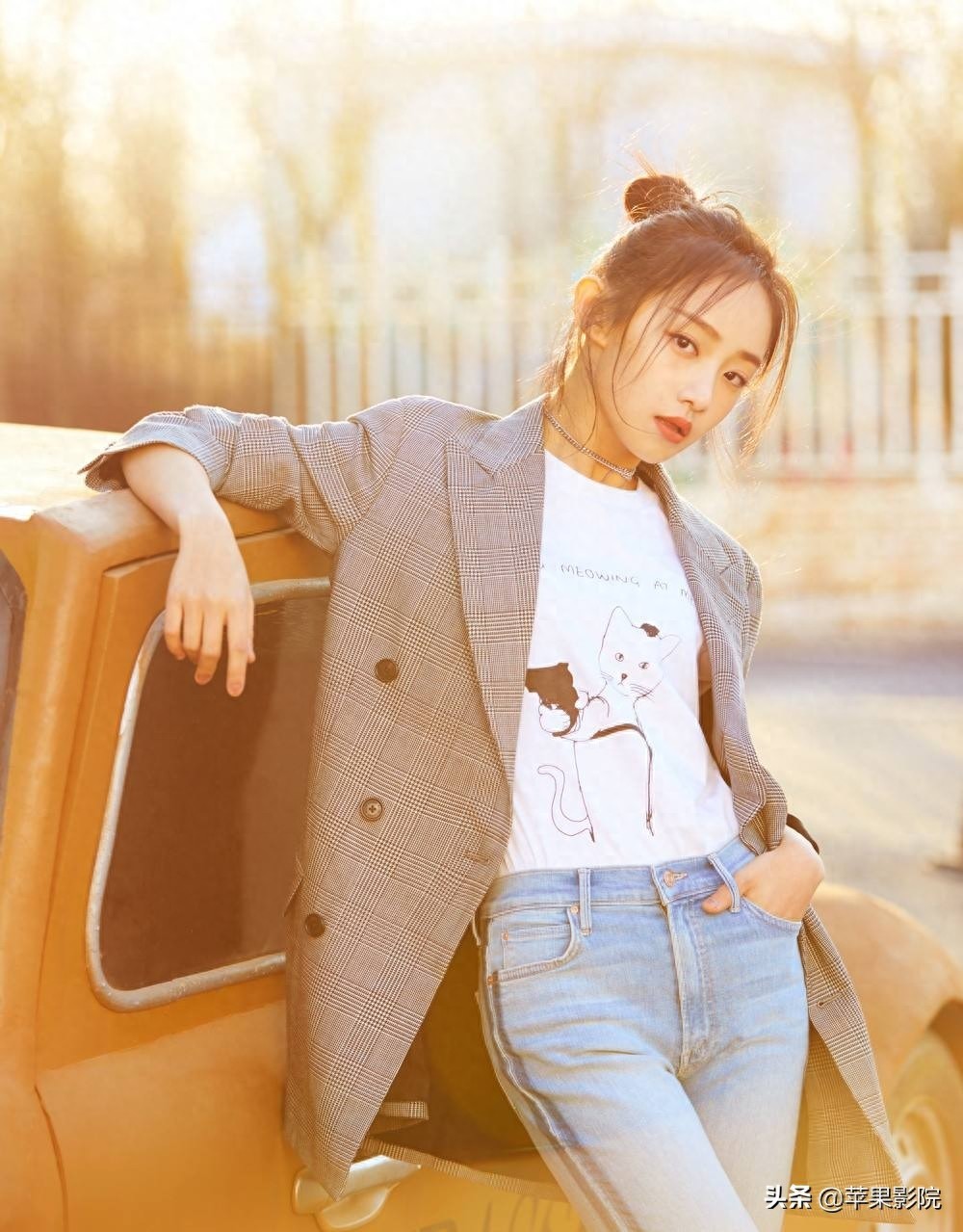 吴佳怡模样清新、宛若邻家女孩,可谓清新脱俗,娇艳欲滴