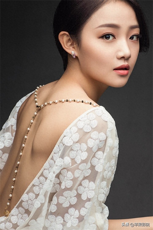 吴佳怡模样清新、宛若邻家女孩,可谓清新脱俗,娇艳欲滴